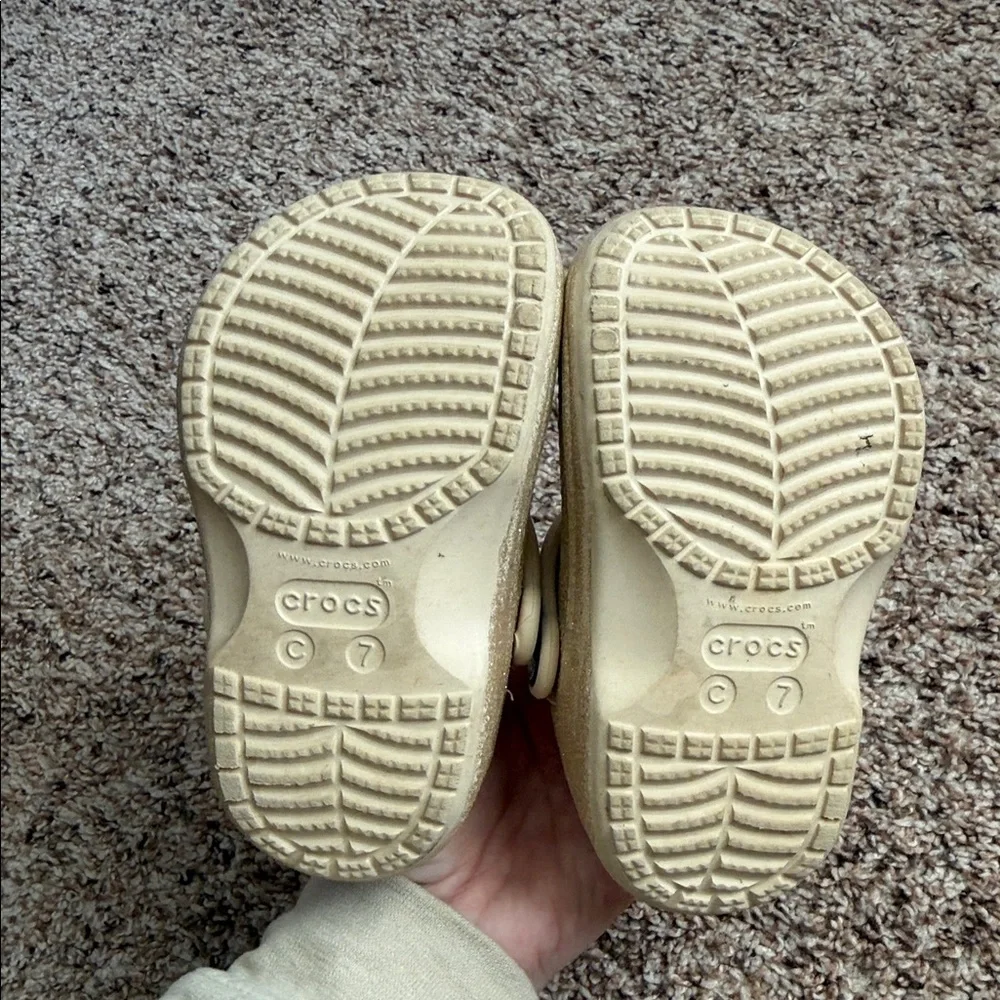 TODDLER GOLD SPARKLY FUR LINED CROCS